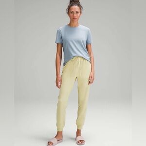 Lululemon Stretch High-Rise Jogger *Full Length
Finch Yellow size 6